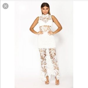 Fashion Nova long sleeveless lace cream dress